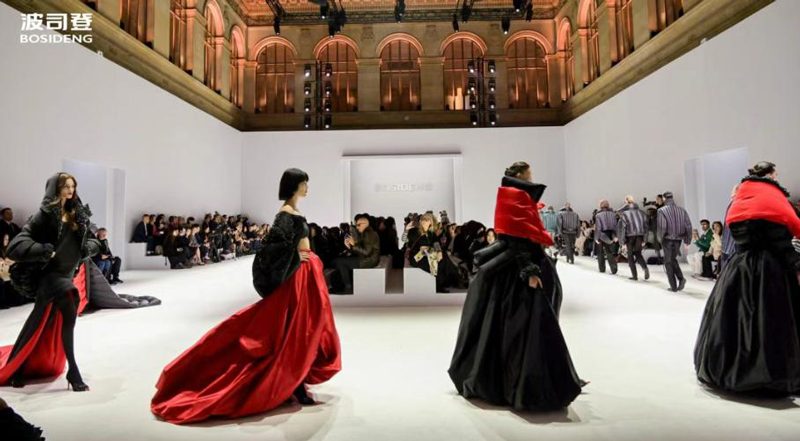 找不到合适的羽绒服？没想到它竟能登上巴黎时装周！(图1)