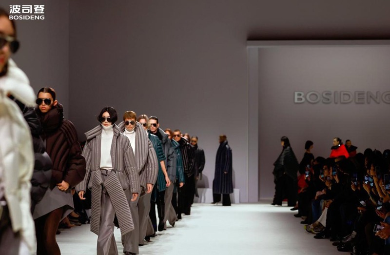 找不到合适的羽绒服？没想到它竟能登上巴黎时装周！(图2)