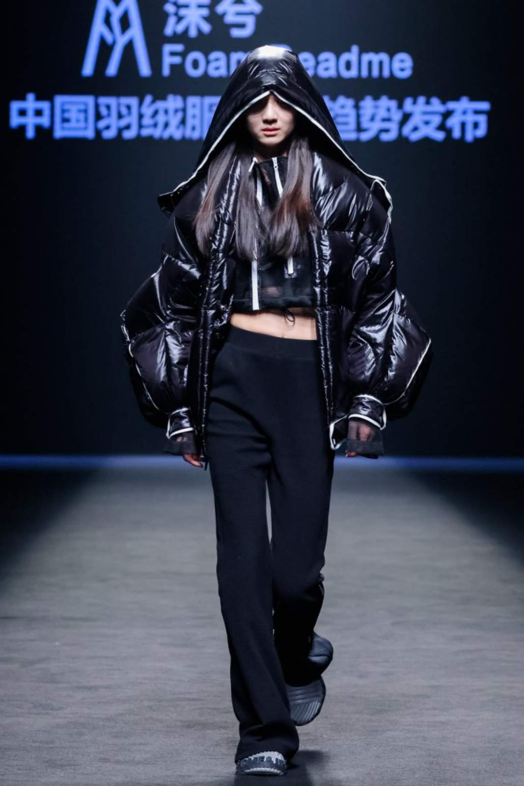 今冬羽绒服流行趋势解析:雪源生态鹅业新品款式与穿搭指南(图2) 今冬羽绒服流行趋势解析:雪源生态鹅业新品款式与穿搭指南(图2)