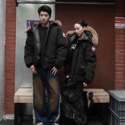 雪源生态鹅业羽绒服时尚指南:今冬必备潮流单品盘点(图3) 雪源生态鹅业羽绒服时尚指南:今冬必备潮流单品盘点(图3)