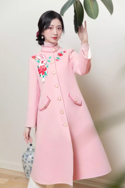 毛呢大衣：虎头刺绣设计与羊毛混纺面料新趋势(图3)