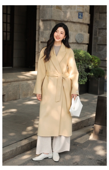 浅驼色显瘦毛呢大衣：优雅与实用的完美平衡(图2)