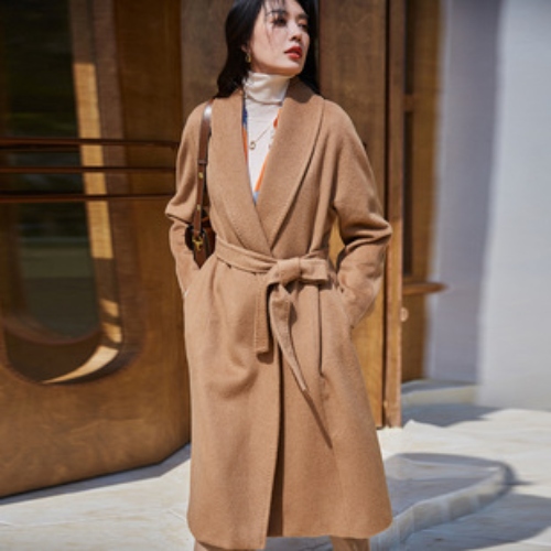 浅驼色系带毛呢大衣：65%羊毛混纺与可拆卸腰带设计